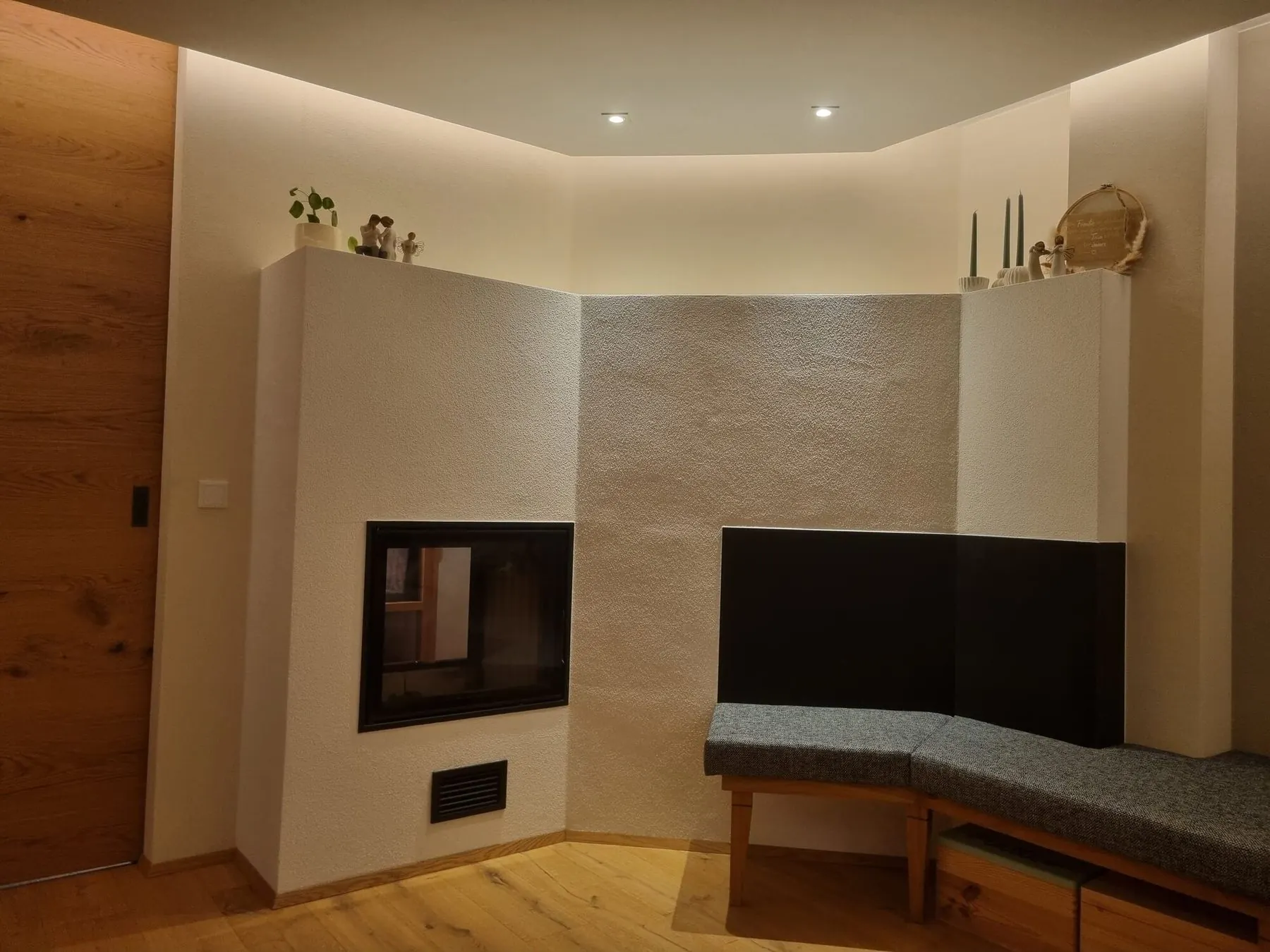 Kaminecke mit indirekter Deckenbeleuchtung, Privathaus Bramberg