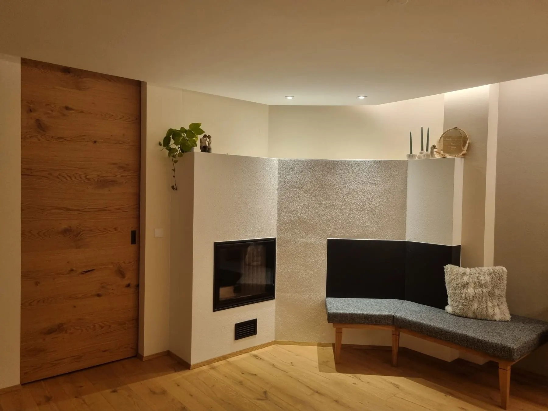 Kaminecke mit Sitzbank, Privathaus Bramberg