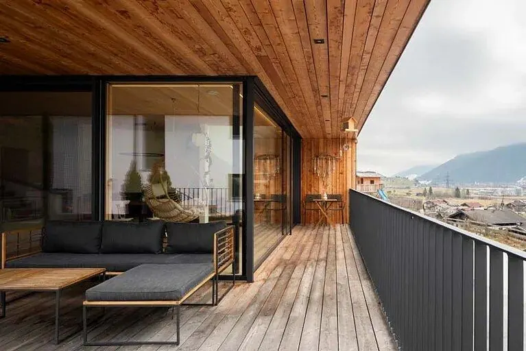 Privathaus Hofer, Mühlbach — gedeckter Balkon mit LED-Linie, realisiertes Projekt