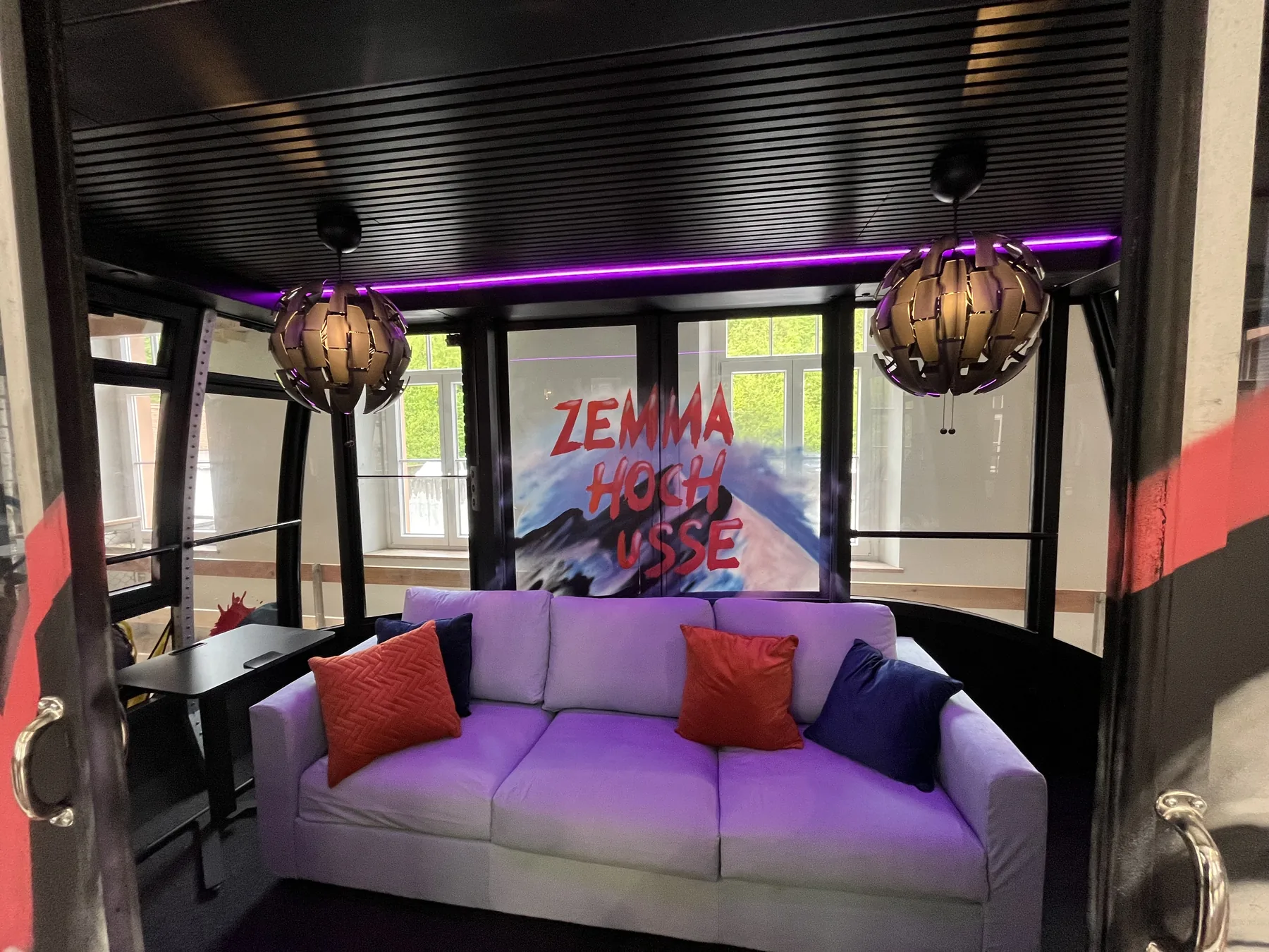 Seilbahngondel als Lounge mit Stimmungslicht