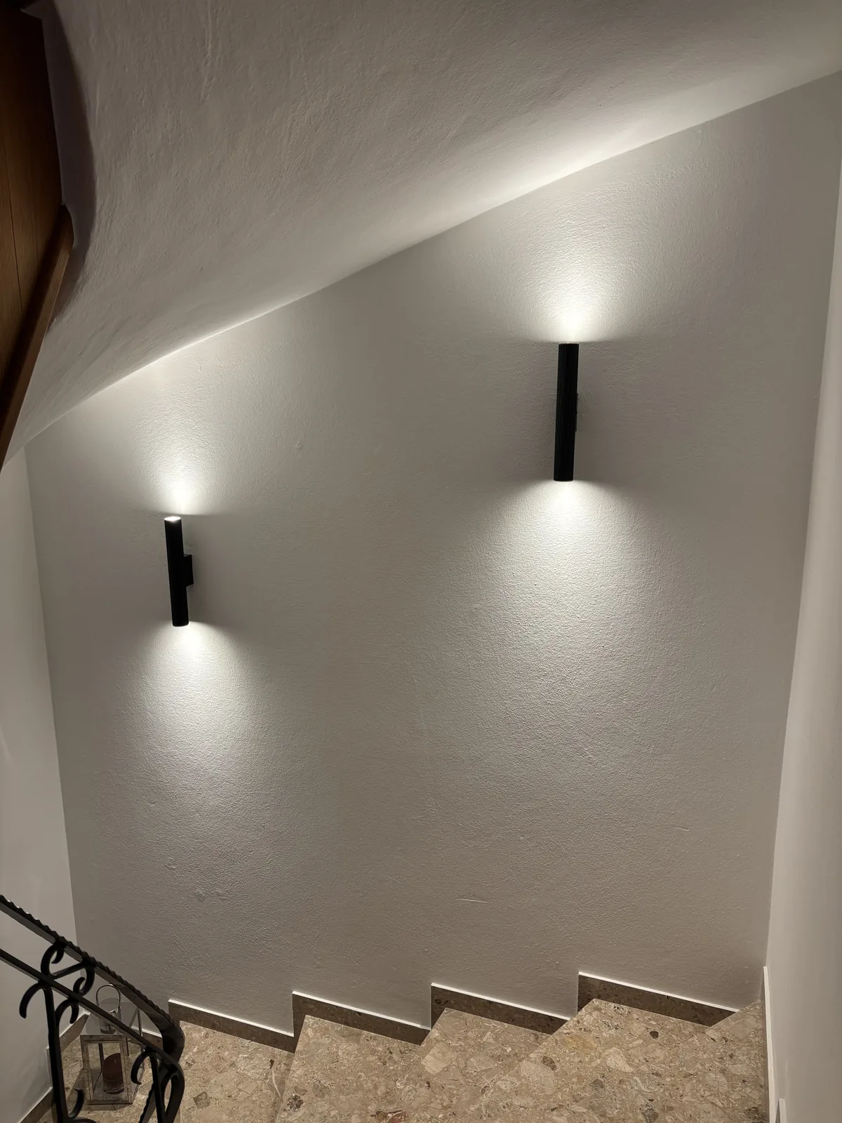 Stiegenhaus mit Wandleuchten, Up- und Downlight